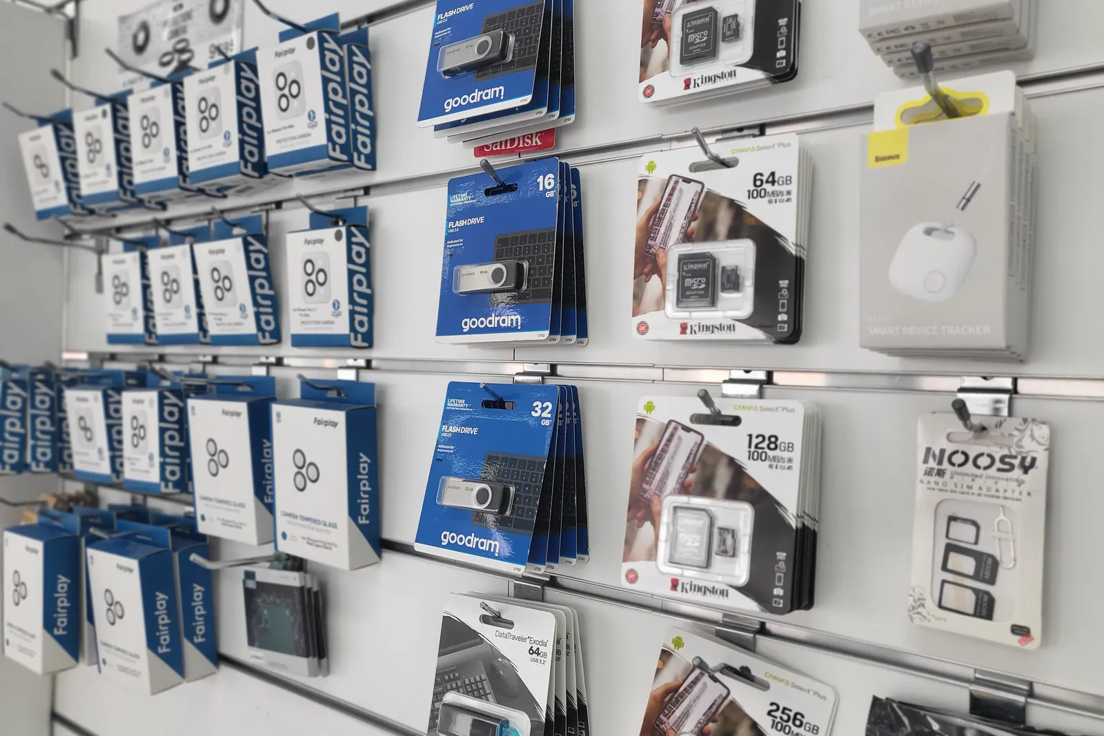 Rayon accessoires de la boutique de Dinan : cartes mémoire, clés USB, protections