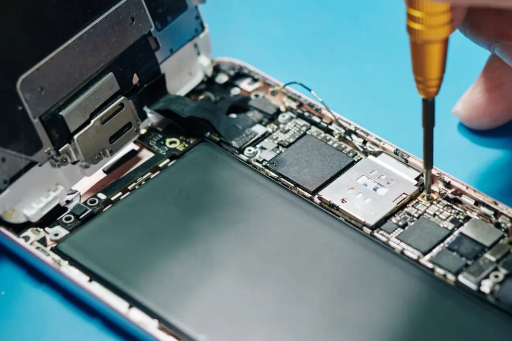 Réparation d’un smartphone ouvert à l’atelier MSE Réparation de Dinan