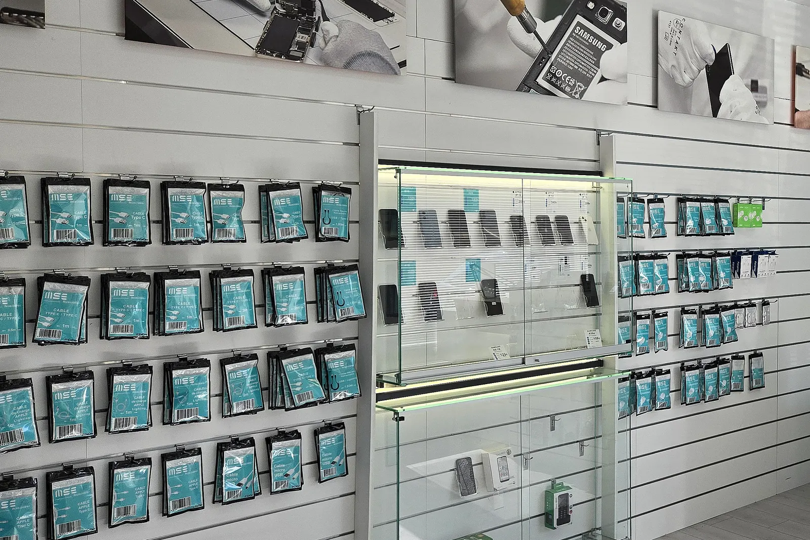 Intérieur de la boutique MSE Réparation de Dinan : accessoires et vitrine de téléphones