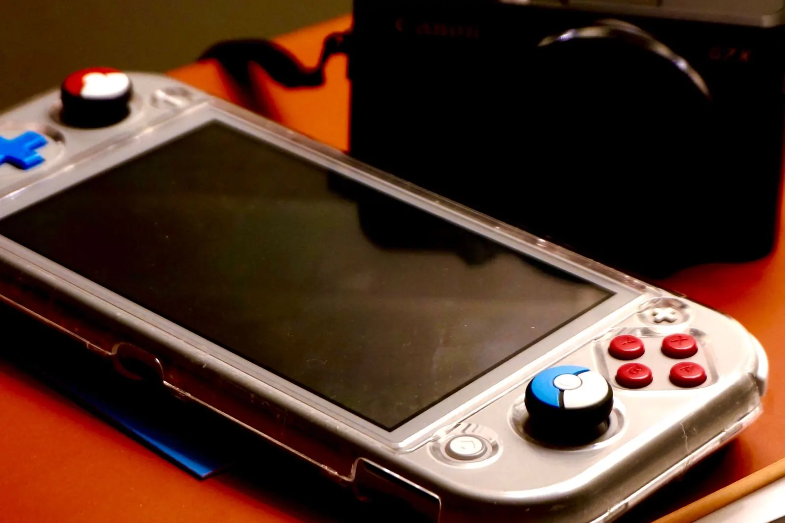 Console de jeu portable posée sur un bureau