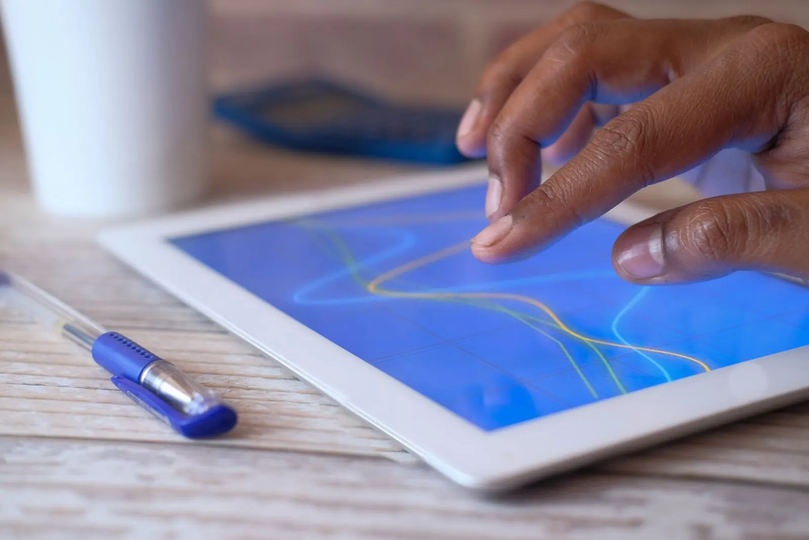 Tablette tactile utilisée sur une table en bois